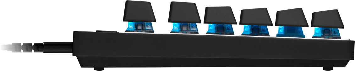 Vista laterale tastiera nera con switch blu luminosi e tasti neri. Cavo collegato.