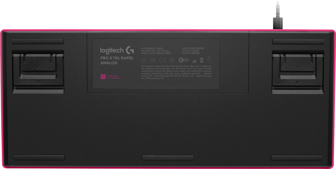 Rückseite einer schwarzen Logitech Pro X TKL Tastatur mit pinkem Rand. Verstellbare Füße.