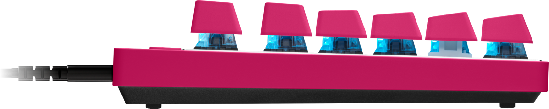 Eine pinke Tastatur mit blauen Lichtern unter den Tasten, von der Seite gesehen.