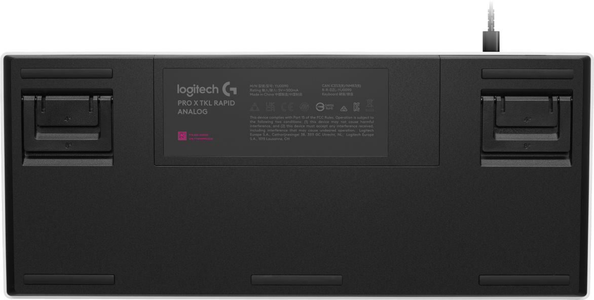 Unterseite einer schwarzen Logitech Gaming-Tastatur mit verstellbaren Füßen und Produktinformationen.