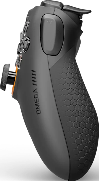 Une manette grise avec une poignée noire texturée et des accents oranges.