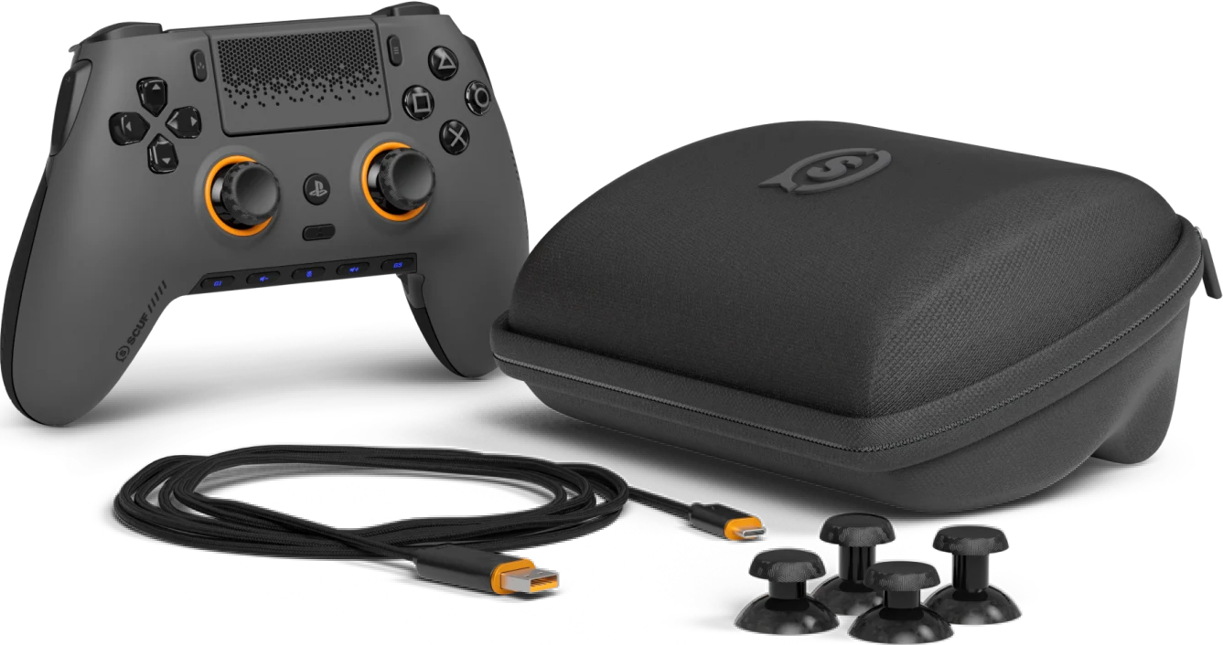 Manette grise avec accents orange, étui noir, câble et joysticks sur fond noir.