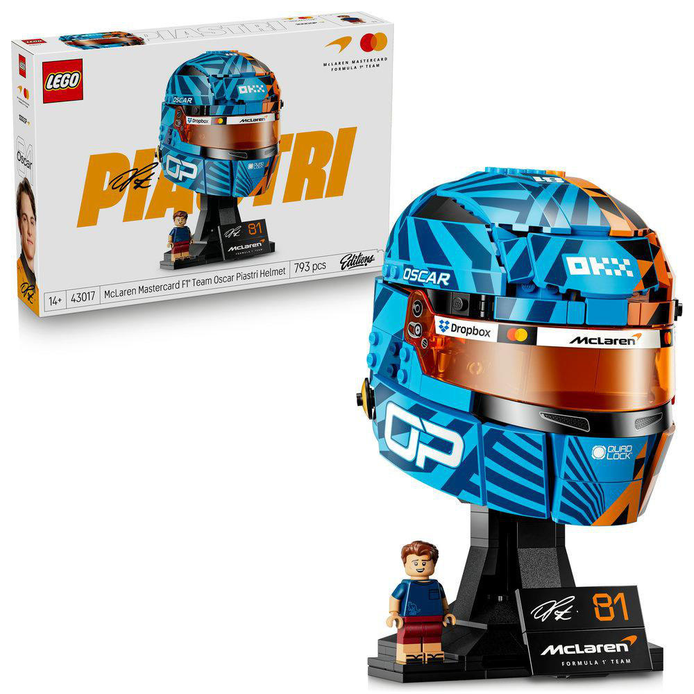 LEGO-Set von Oscar Piastris McLaren F1-Helm und Minifigur auf Ständer.