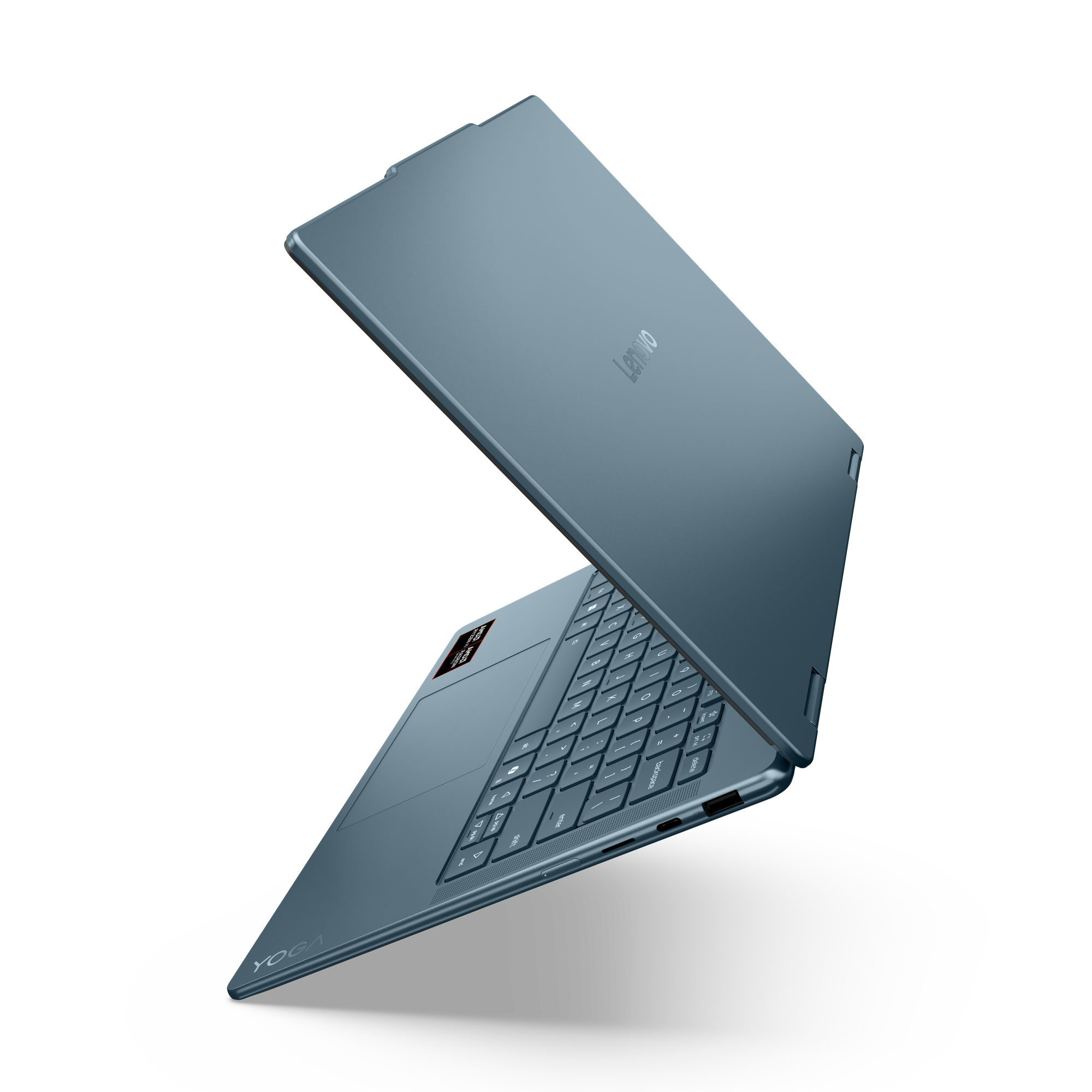 Mavi bir Lenovo Yoga dizüstü bilgisayar, kapak açık, siyah arka plan üzerinde.