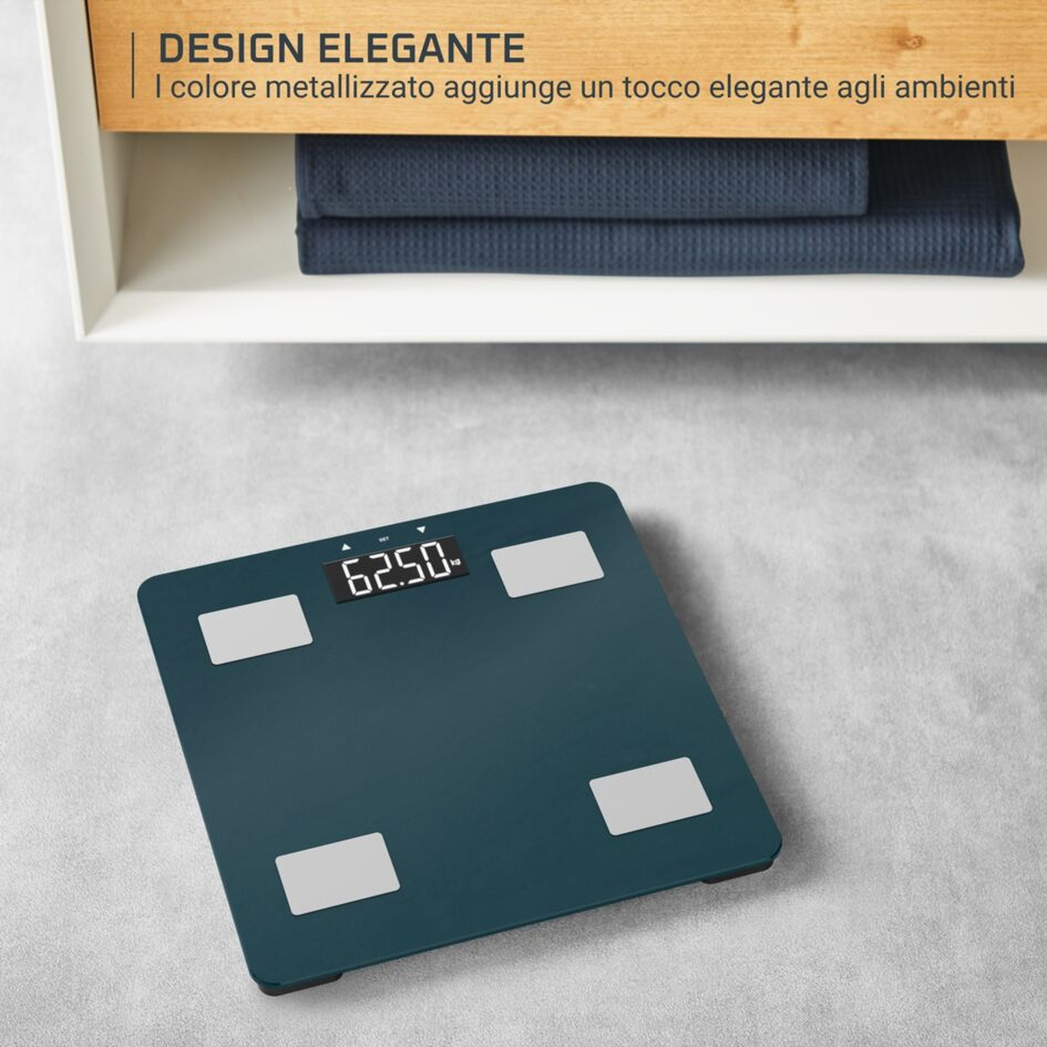 Bilancia digitale blu scuro su tappeto grigio. Asciugamani visibili sopra.