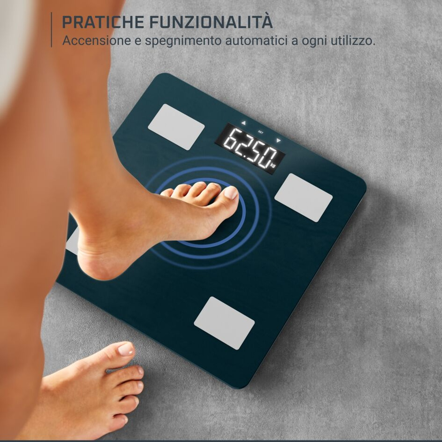 Piede su bilancia mostra 62,50 kg. Cerchi blu pulsano.