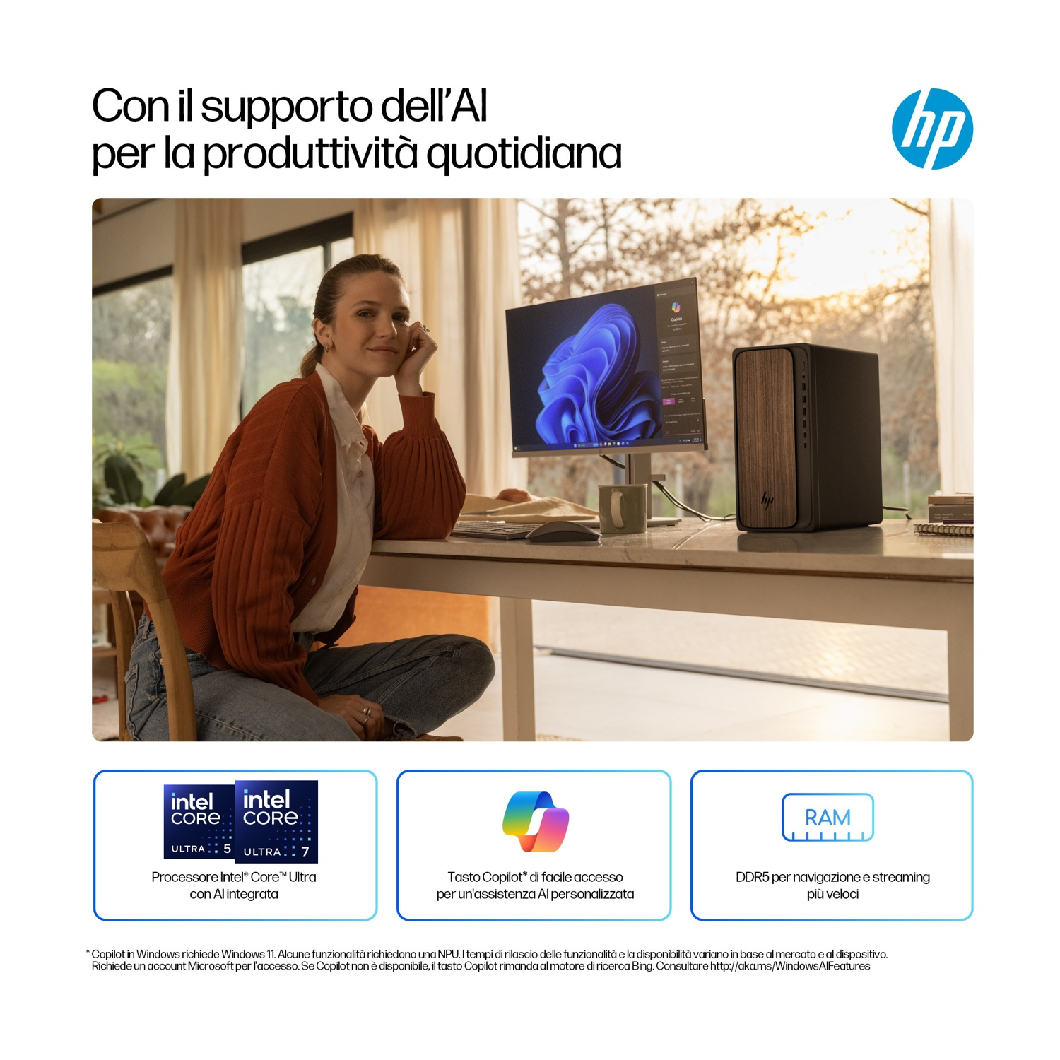 Una donna seduta a una scrivania con PC e monitor HP.