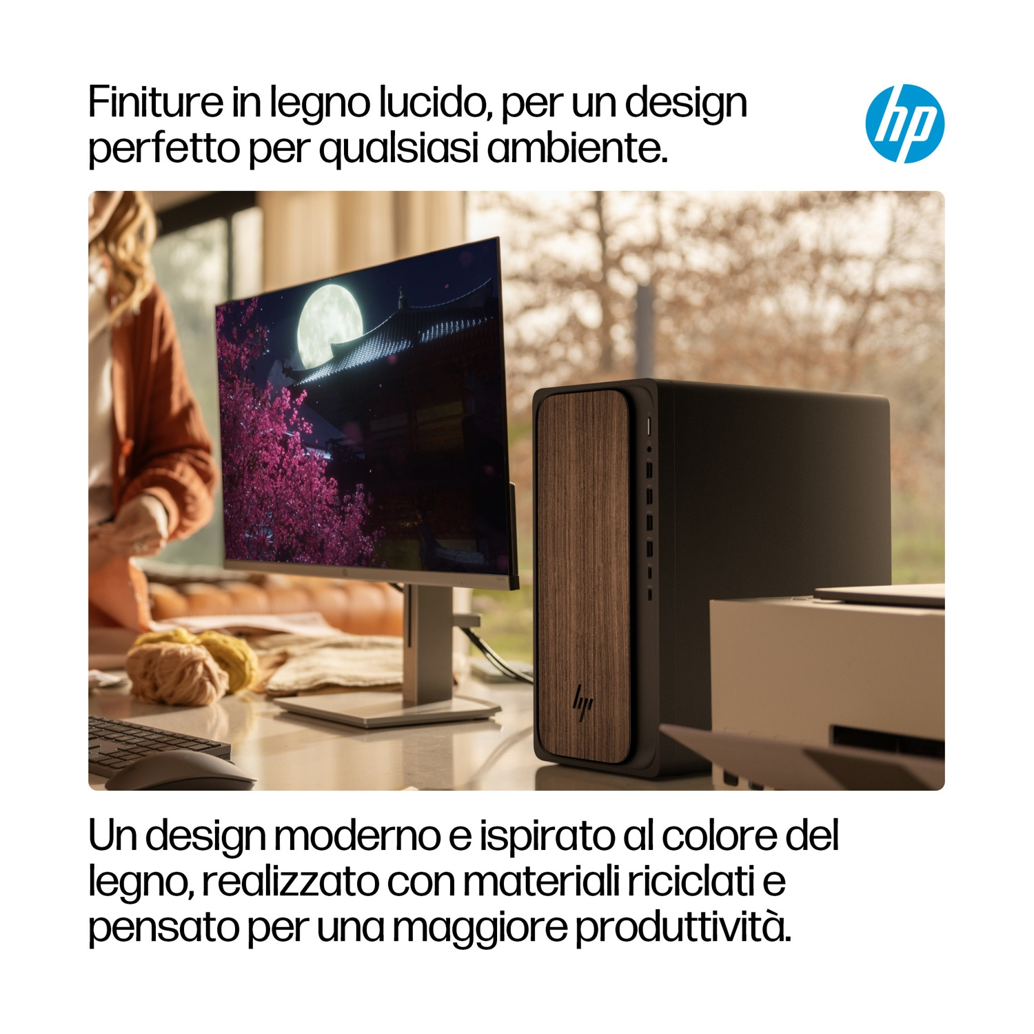 PC moderno con accento in legno e schermo che mostra una notte lunare.