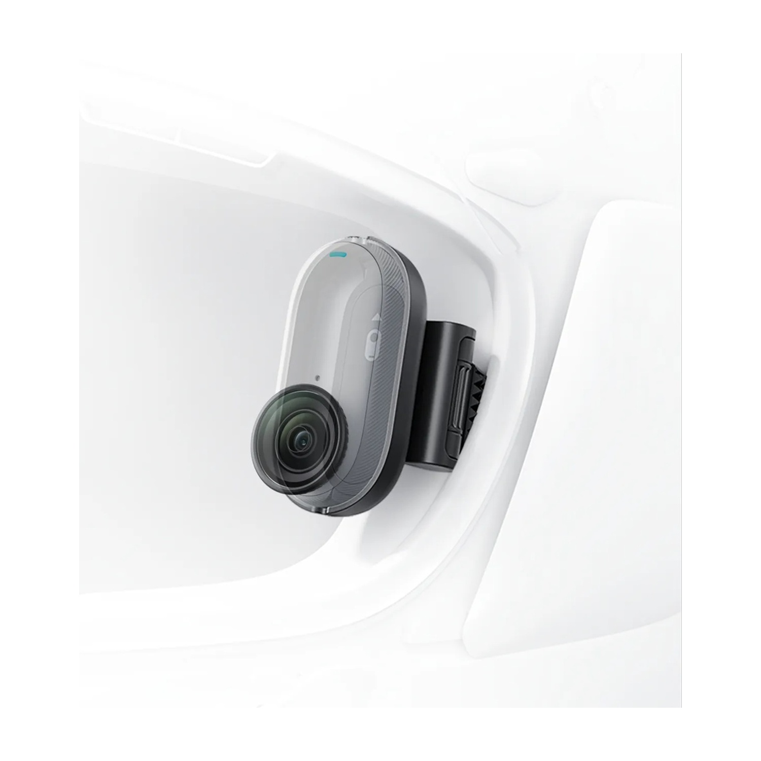 Una piccola fotocamera con obiettivo grandangolare è fissata in un alloggiamento bianco.