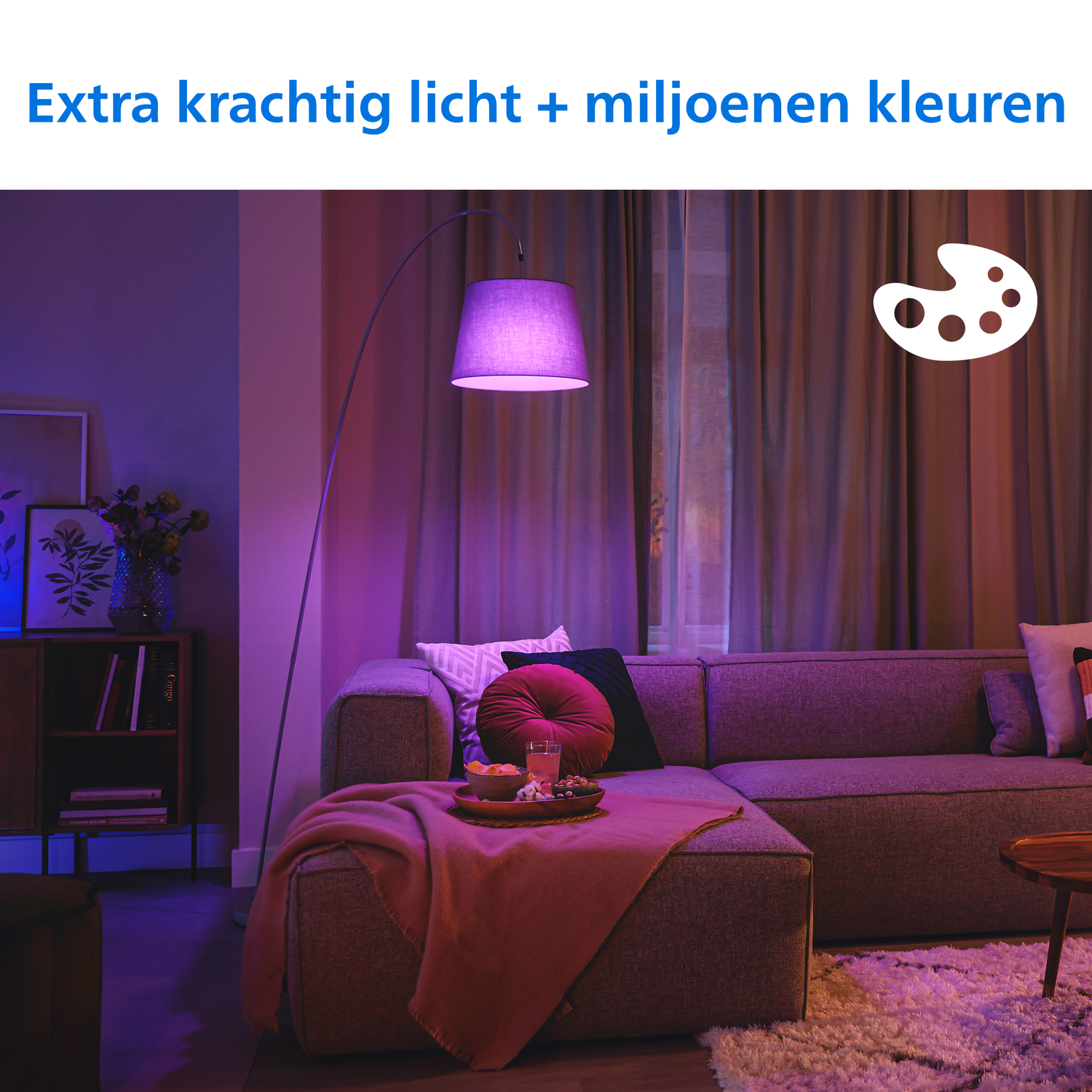 Een moderne woonkamer met bank, staande lamp en bijzettafel.