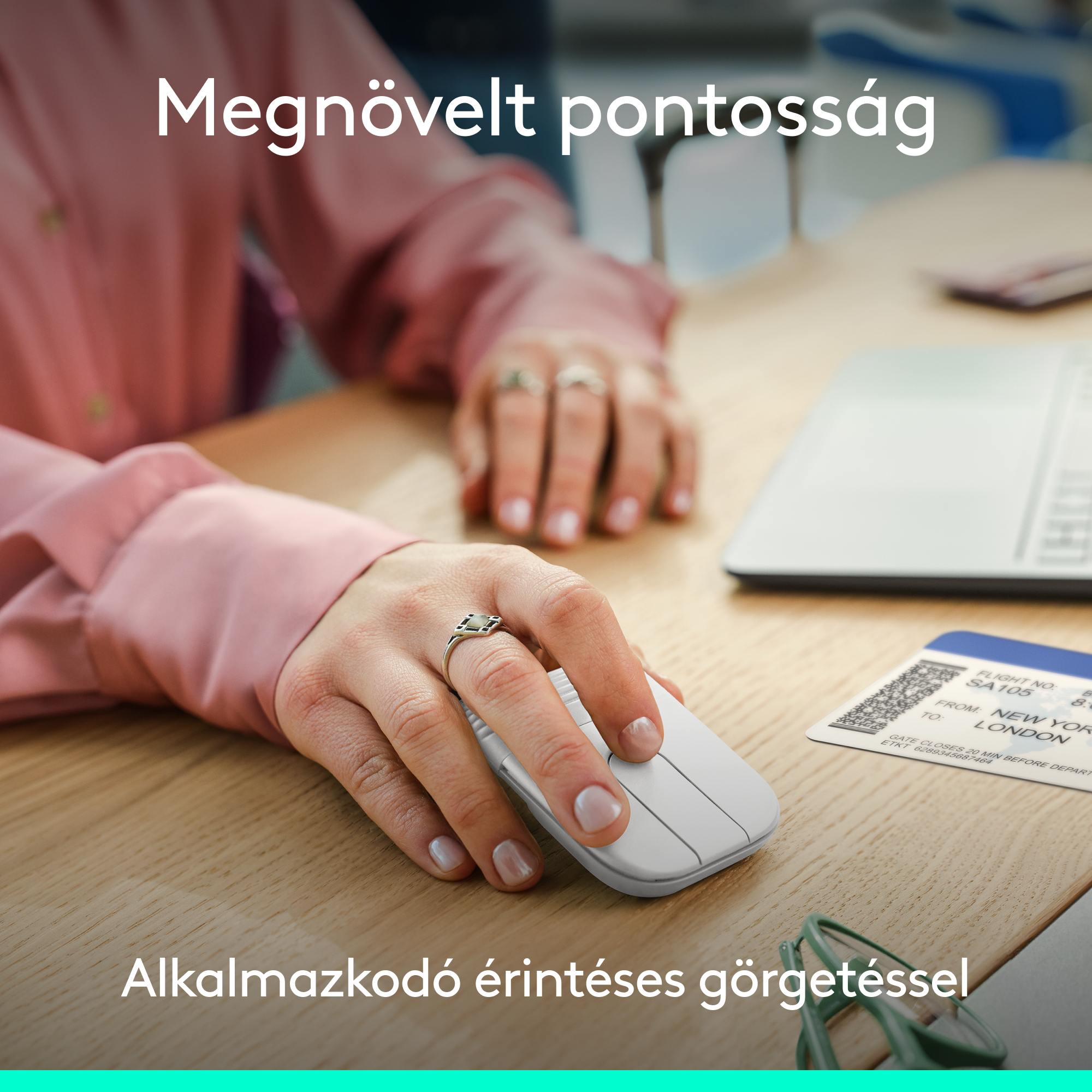 Egy kéz fehér egeret használ faasztalon repülőjegy mellett.