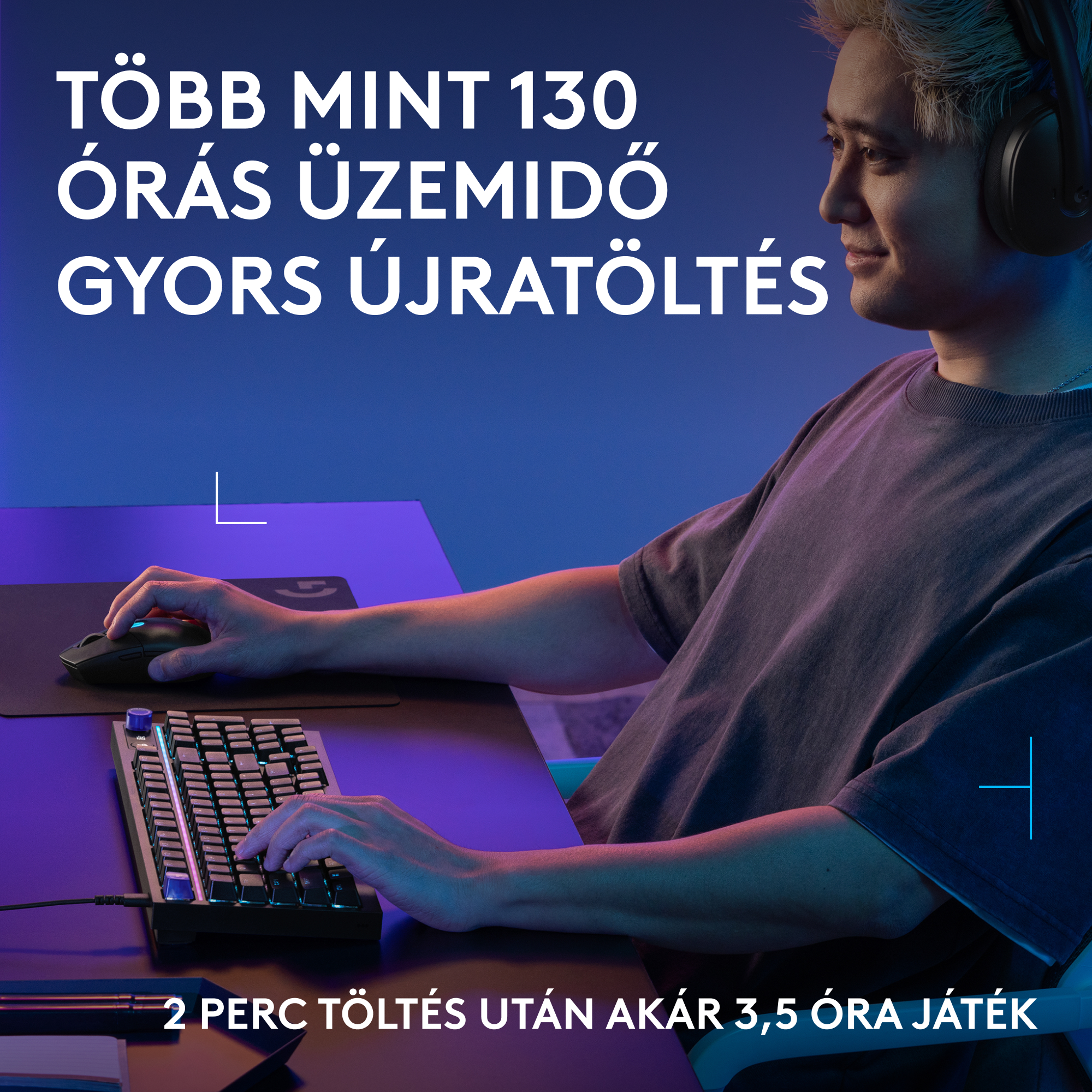 Egy fejhallgatós férfi billentyűzetet és egeret használ.