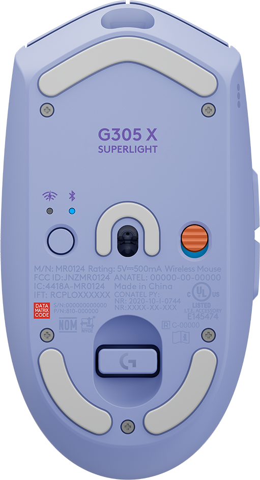 Egy levendula színű Logitech G305 X Superlight egér alsó oldala címkékkel.