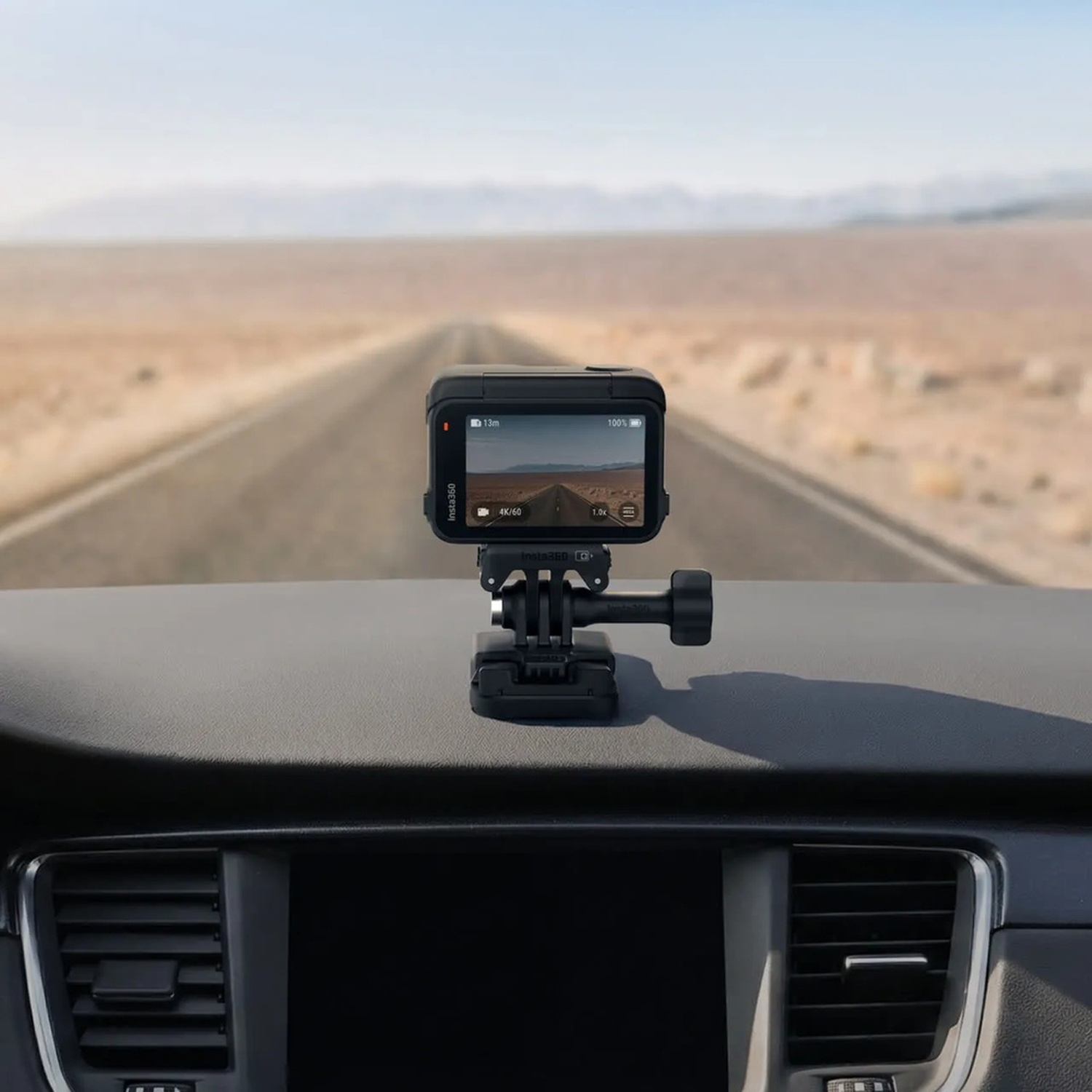 Action camera sul cruscotto filma una strada deserta vuota di giorno.