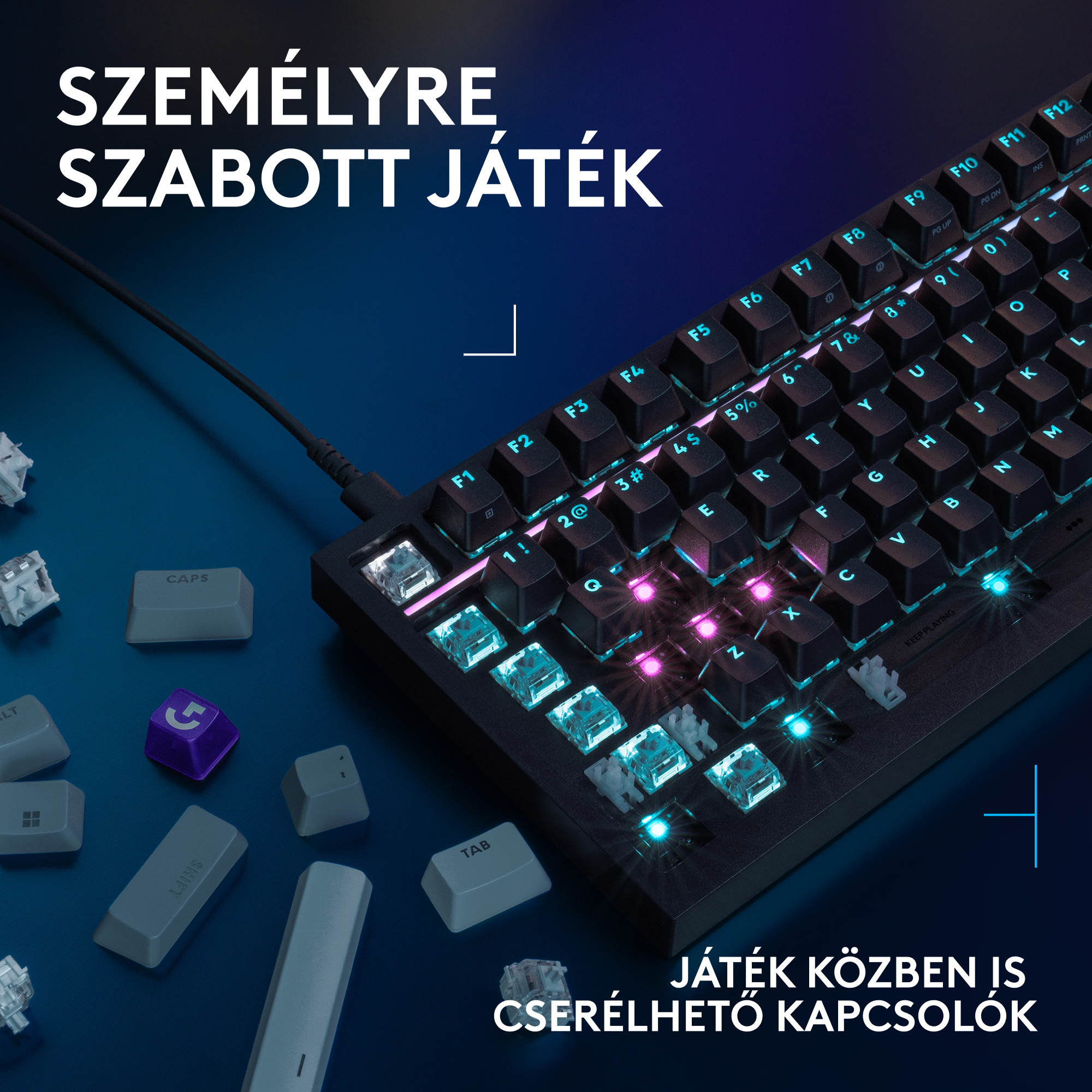 Fekete gamer billentyűzet kék és lila világítással, néhány eltávolított billentyűsapkával.