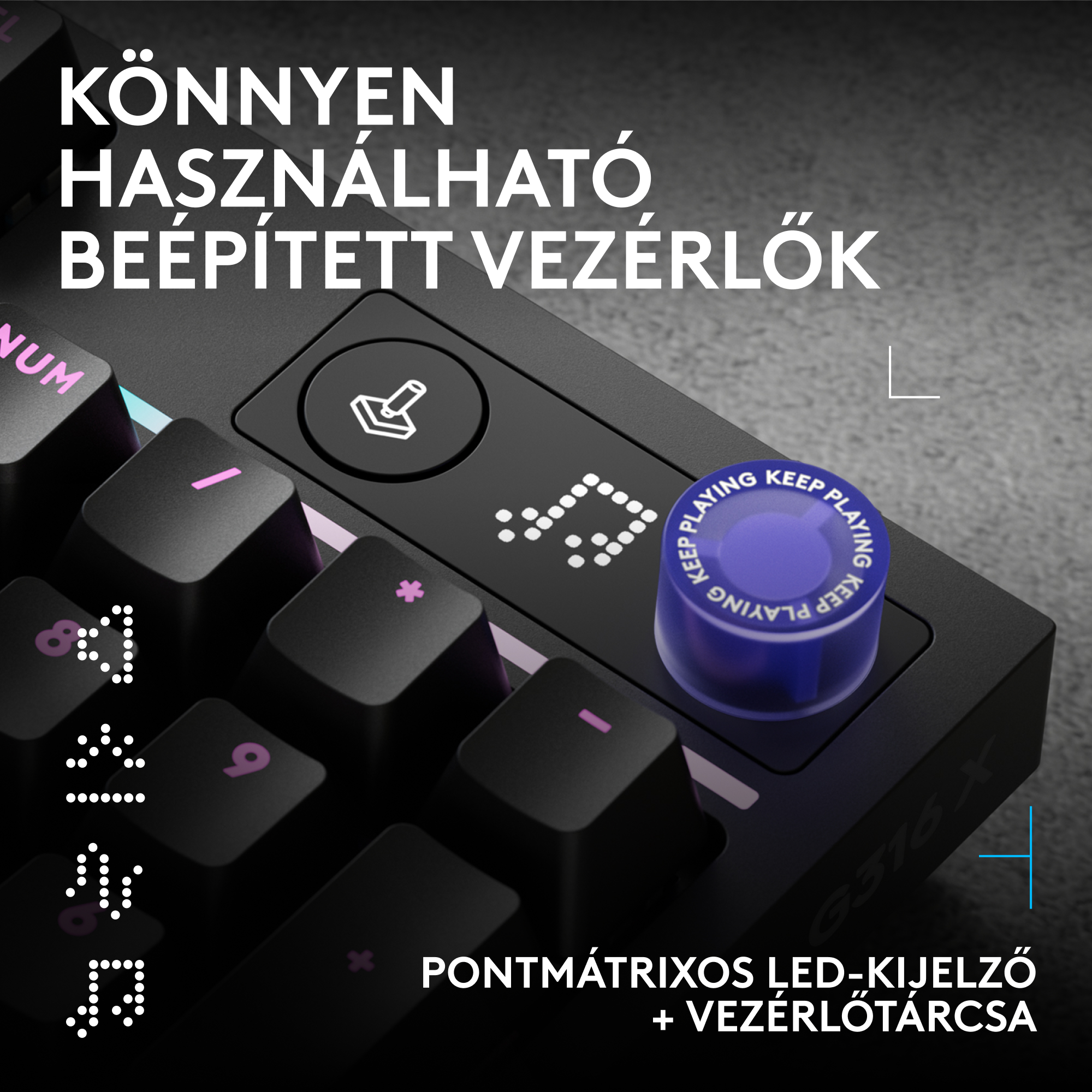 Fekete billentyűzet közeli képe, kék "KEEP PLAYING" gombbal és LED visszajelzőkkel.