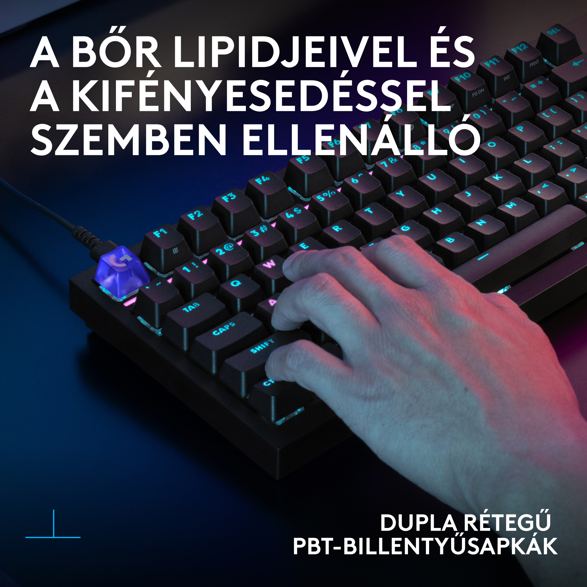 Kézírás egy kék feliratú, háttérvilágítású billentyűzeten.