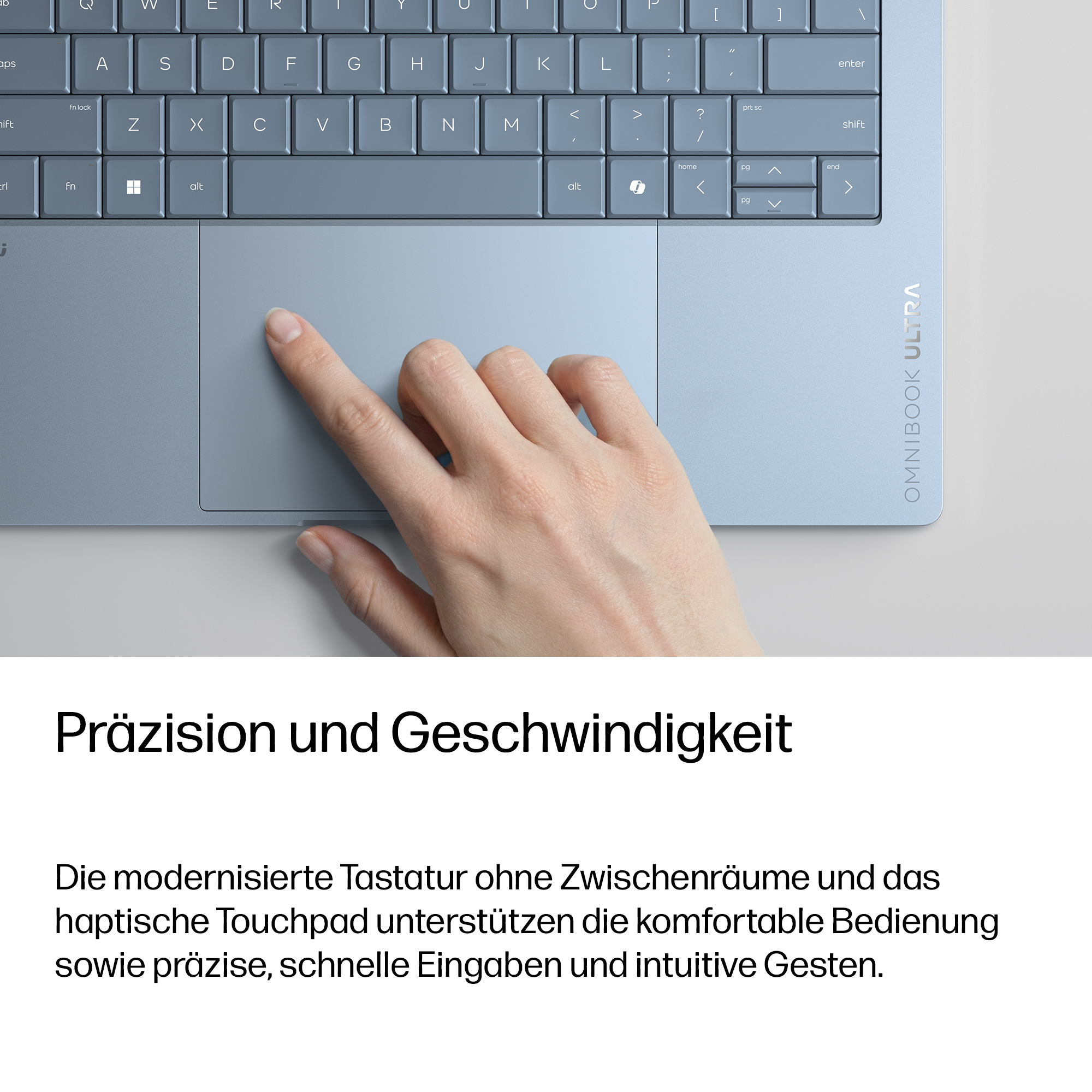 Eine Hand berührt das Touchpad eines blauen Laptops mit silberner Schrift.