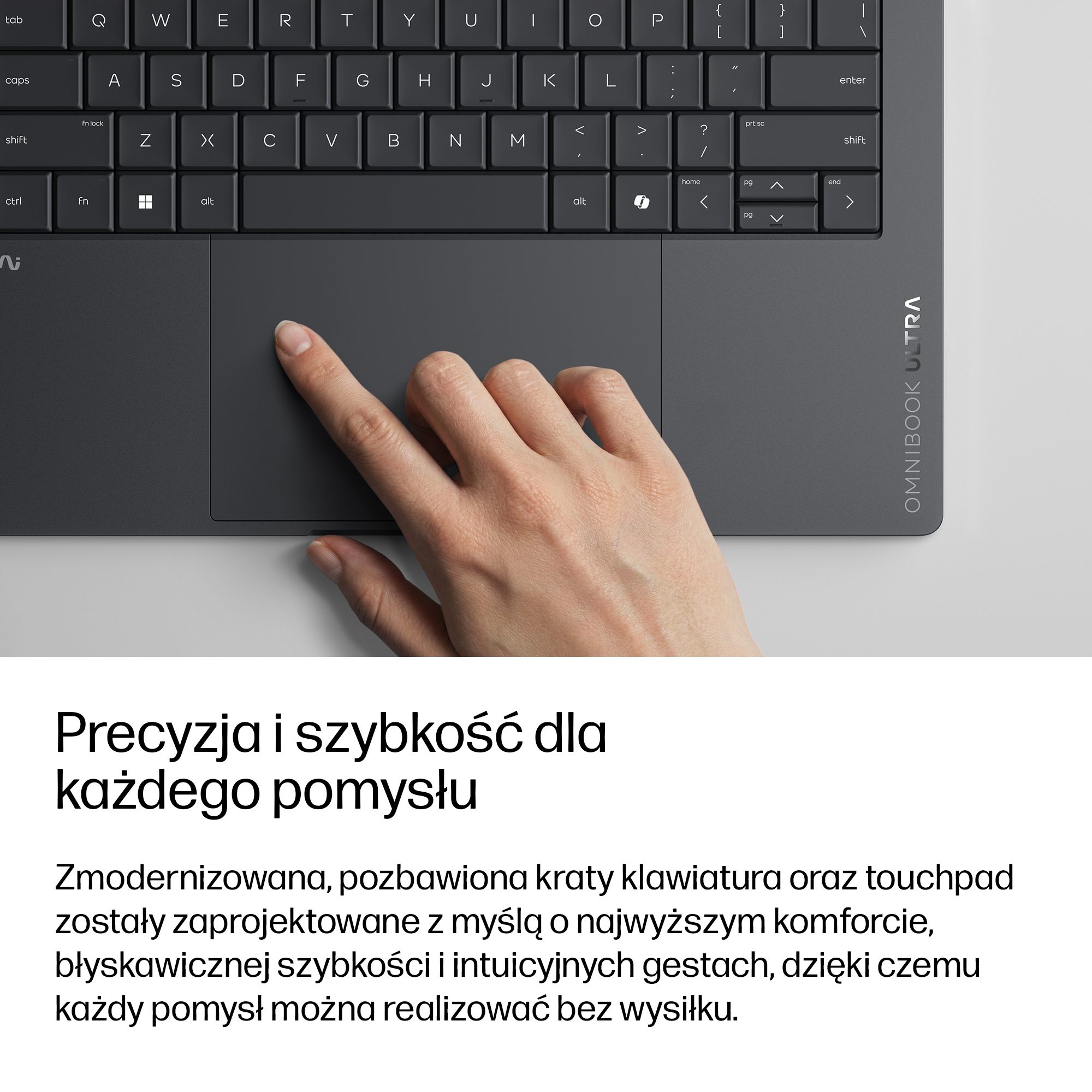 Dłoń używa ciemnego touchpada na laptopie z opisanymi klawiszami.