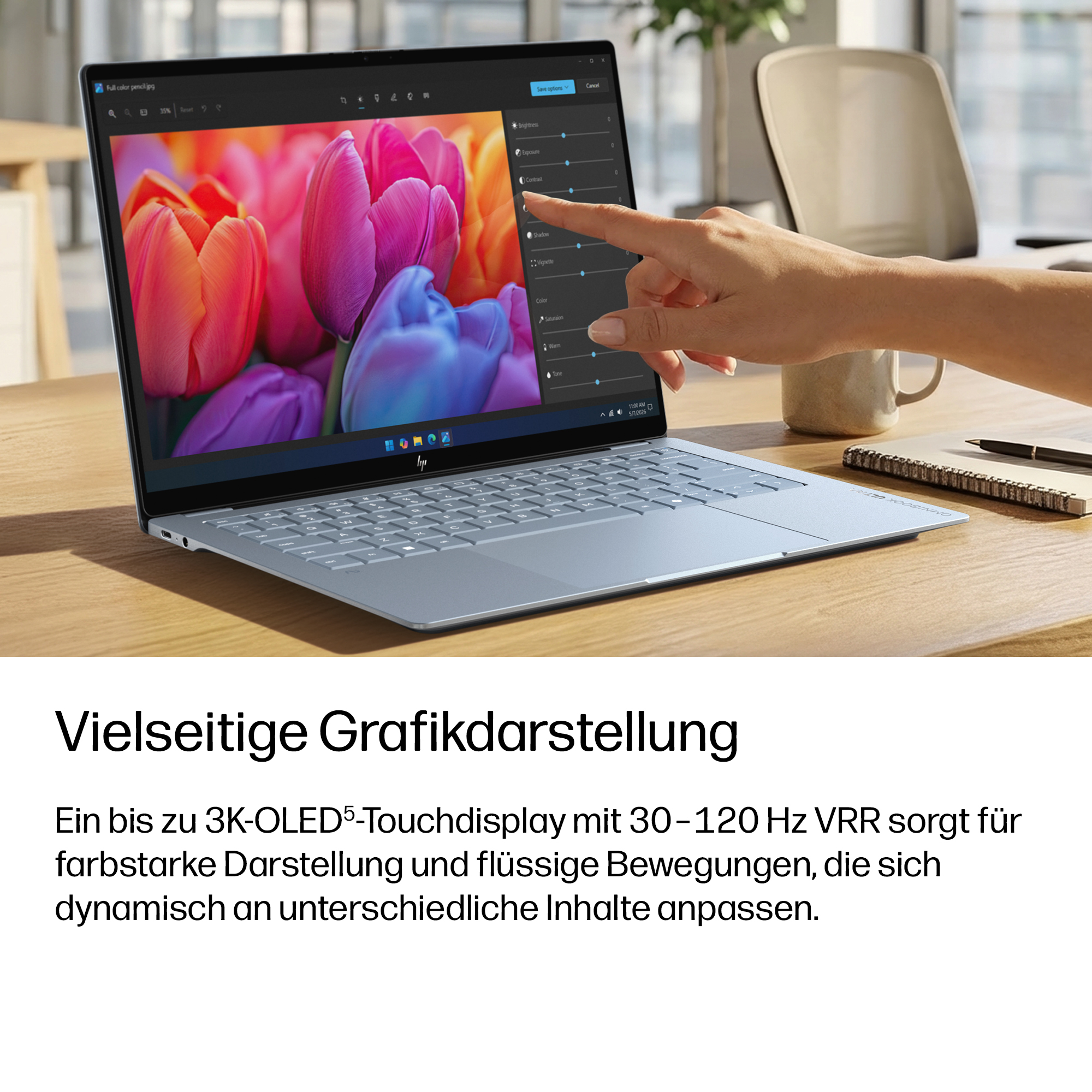 Eine Hand passt Einstellungen auf einem Laptop an, der bunte Tulpen anzeigt.