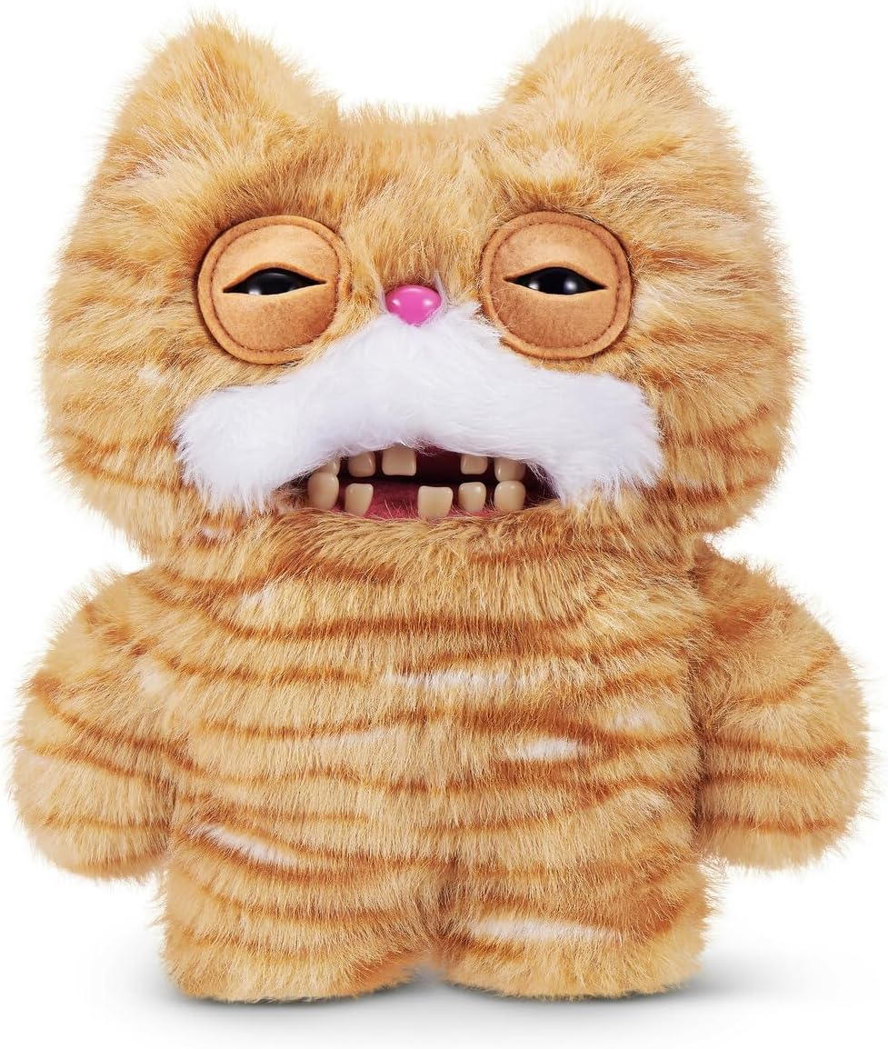 Un gato de peluche atigrado naranja con expresión divertida, mostrando los dientes.