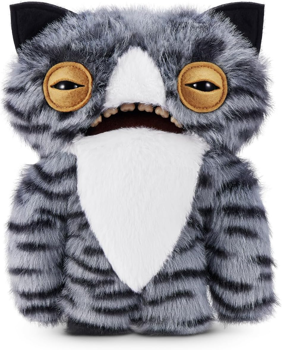 Un peluche de gato atigrado gris y negro con ojos grandes y boca abierta.