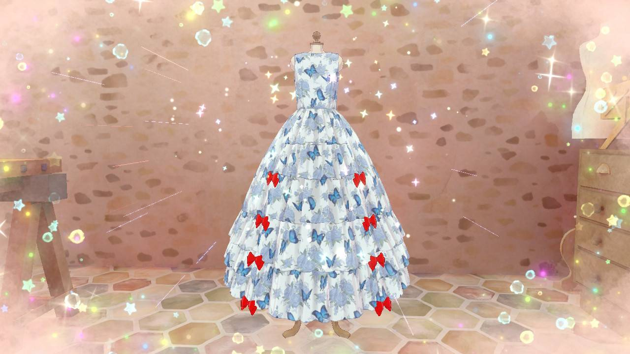 Un vestido blanco con estampado de mariposas azules y lazos rojos, sobre un maniquí.