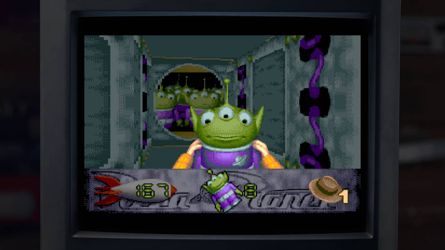 Un videojuego con alienígenas verdes de tres ojos en trajes morados.