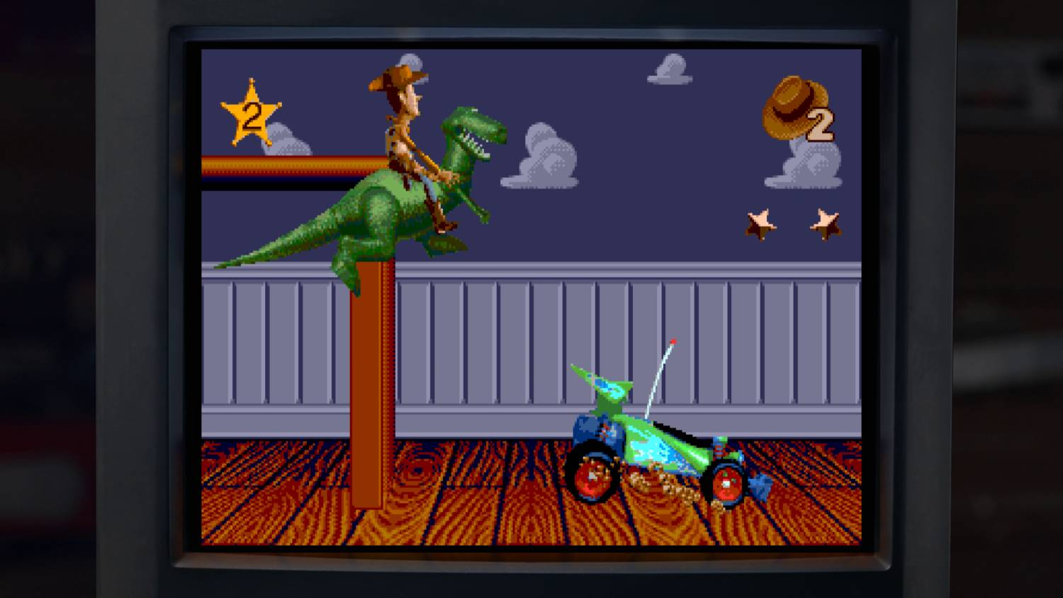 Woody monta a Rex sobre un coche de juguete contra un cielo oscuro.