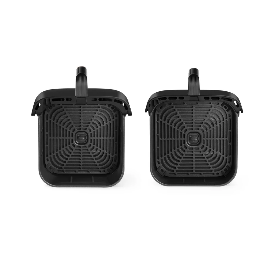 Két fekete, füllel ellátott air fryer kosár egymás mellett fehér háttéren.
