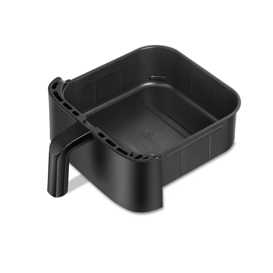 Fekete airfryer kosár fogantyúval, fehér háttéren.