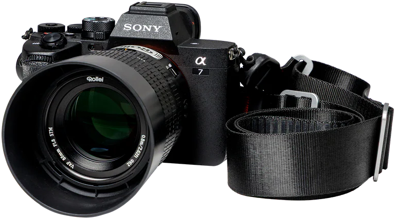 Eine schwarze Sony Alpha 7 Kamera mit Rollei-Objektiv und Tragegurt.