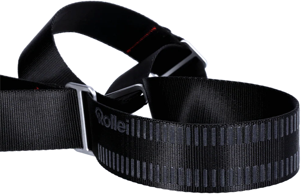 Schwarzer Gurt mit silbernen Schnallen und dem Rollei-Logo.