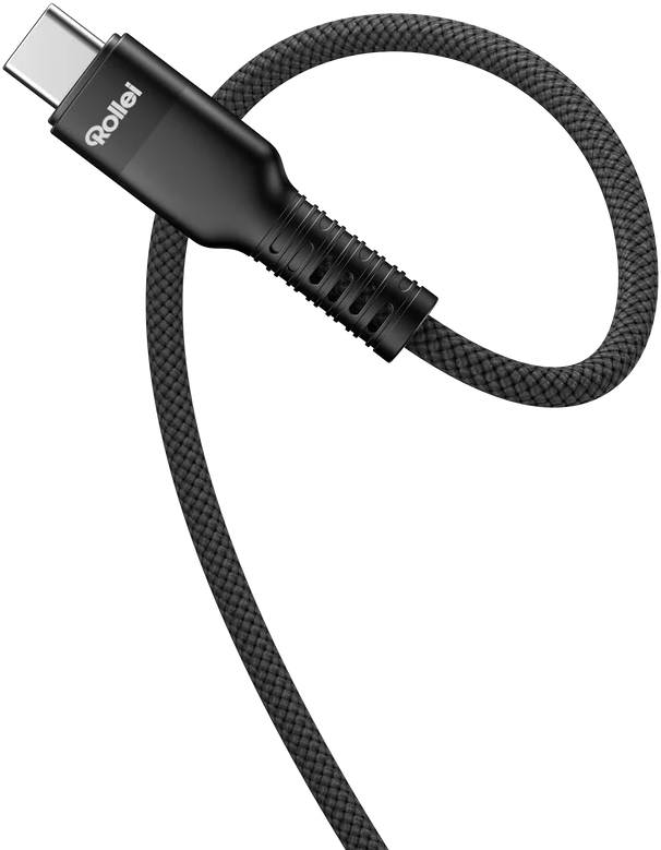 Schwarzes USB-C-Kabel mit Rollei-Logo, auf schwarzem Hintergrund.