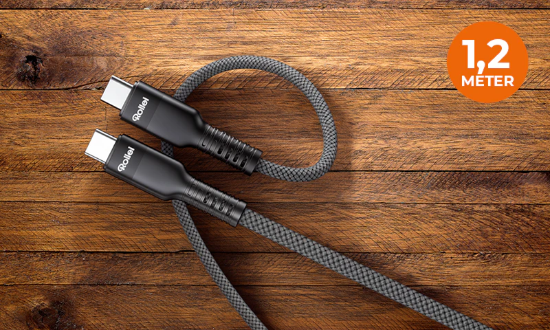 Zwei Rollei USB-C Kabel mit Stoffummantelung auf Holz liegen diagonal.