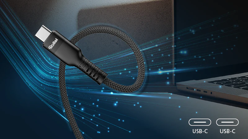 Ein schwarzes USB-C-Kabel mit Rollei-Logo liegt neben einem Laptop.