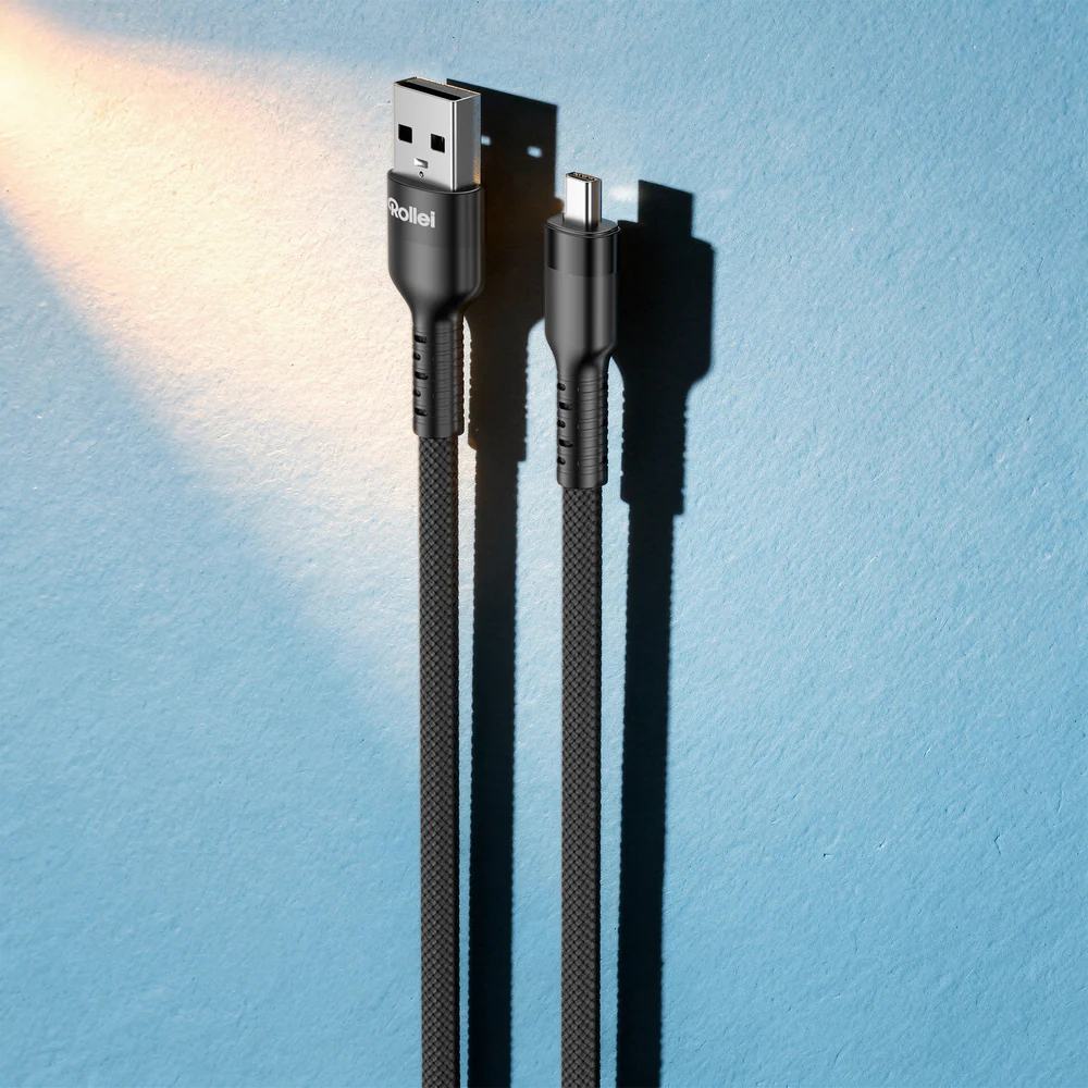 Zwei schwarze Rollei Ladekabel auf blauem Hintergrund mit Schatten.