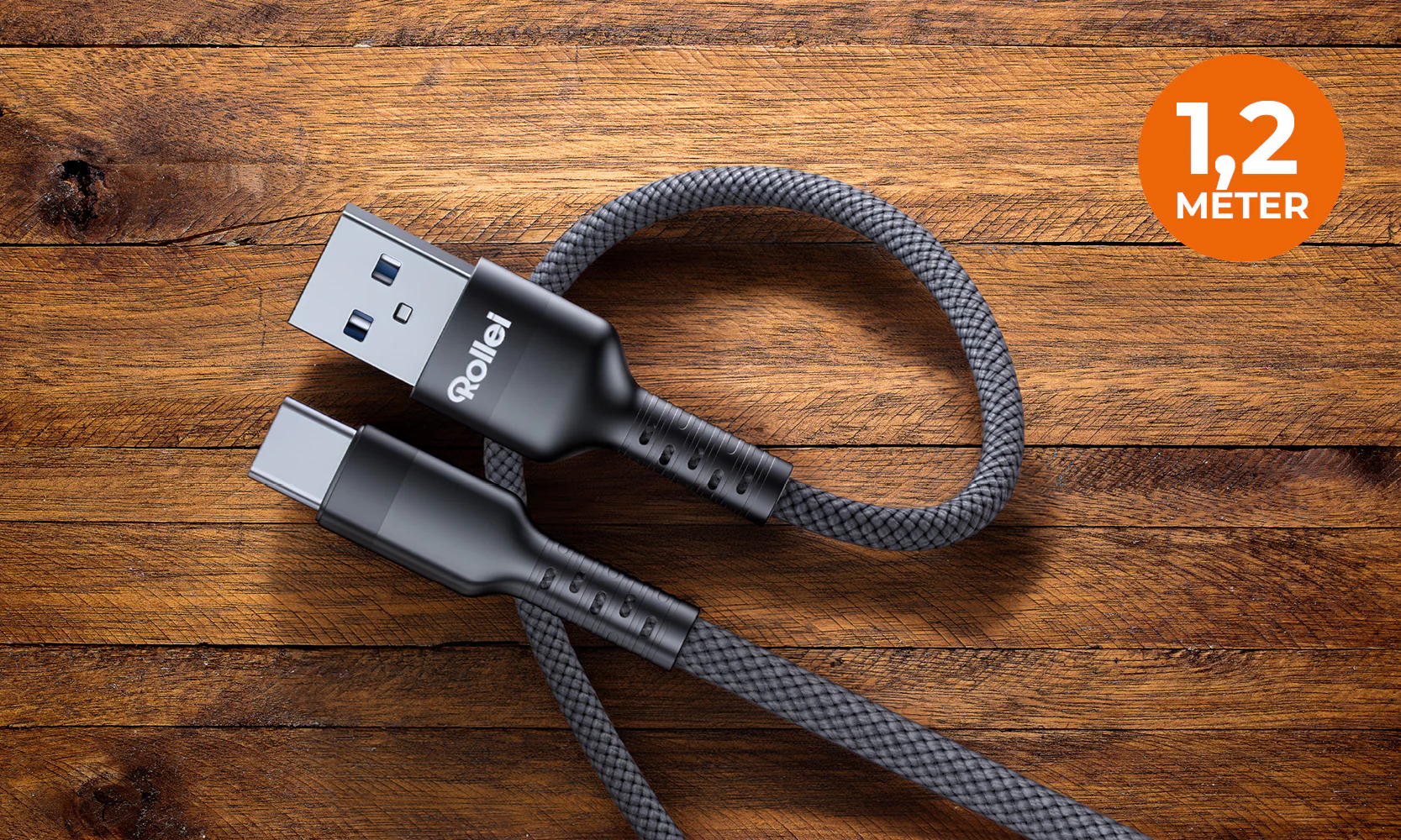 Graues USB-C zu USB-A Kabel mit Rollei-Logo auf Holzhintergrund.
