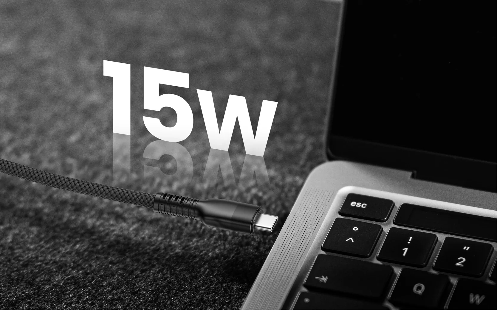 Ein USB-C-Kabel wird in einen Laptop gesteckt. 15W wird groß angezeigt.