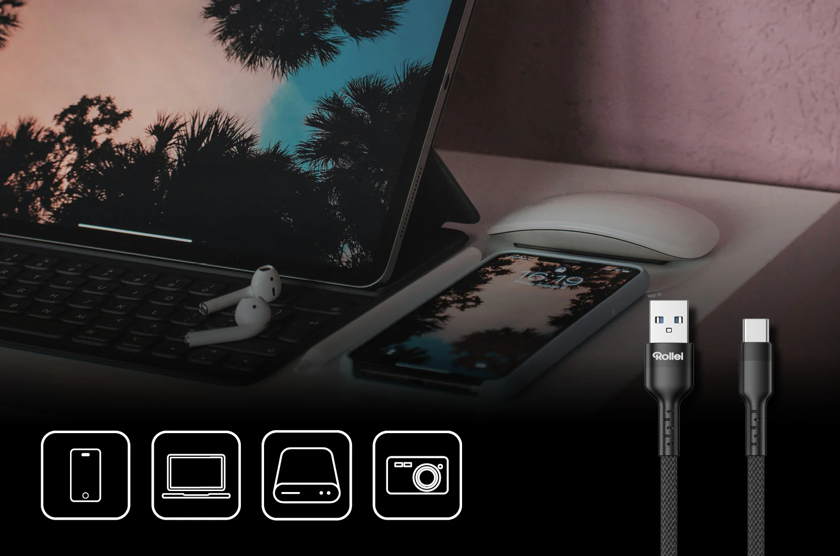 Ein Laptop, ein Smartphone, Ohrhörer, eine Maus und USB-C-Kabel auf einem Tisch.