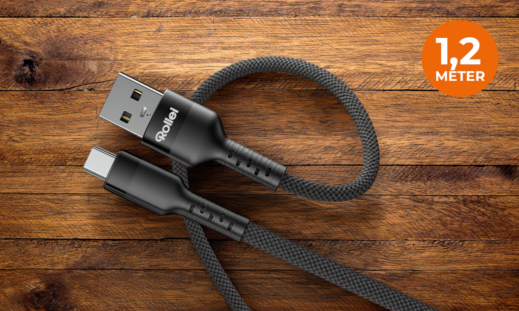 Schwarzes USB-C-Kabel mit Rollei-Logo auf Holzuntergrund.