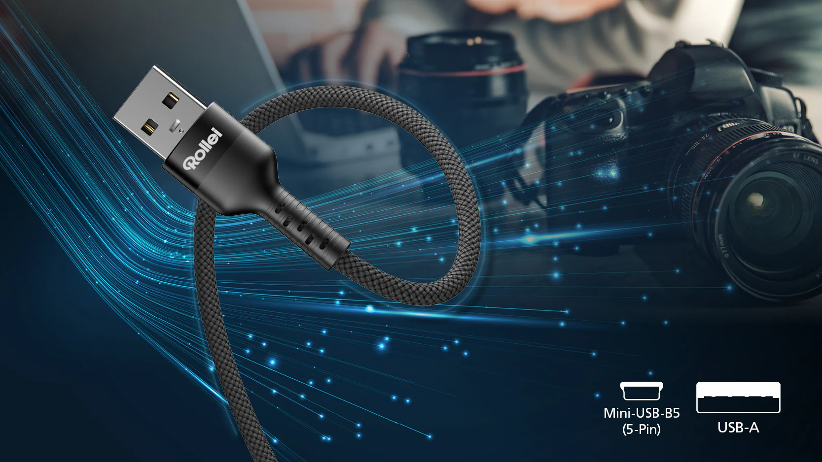 Ein schwarzes Rollei USB-Kabel mit Mini-USB-B5-Anschluss liegt neben einer Kamera.