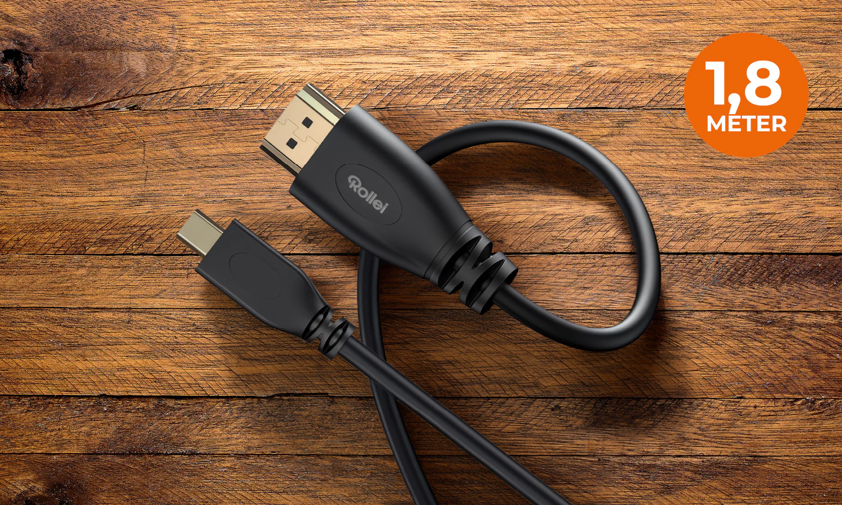 Schwarzes HDMI- und USB-C-Kabel mit 1,8m auf Holzoberfläche.