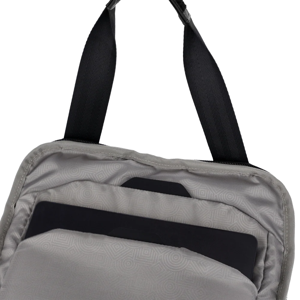 Interno borsa grigia con tablet nero e due cinghie nere visibili.