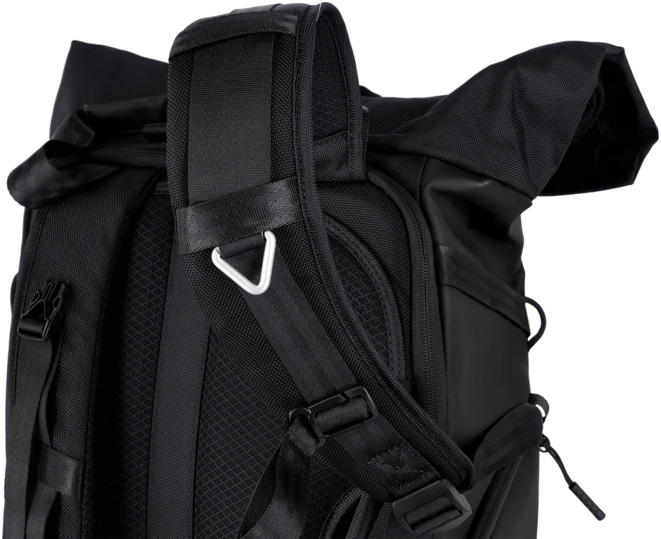 Zaino nero con spallacci imbottiti e retro in rete.