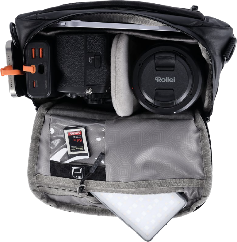 Sacoche d'appareil photo ouverte avec ordinateur portable, appareil, objectif, batterie externe.