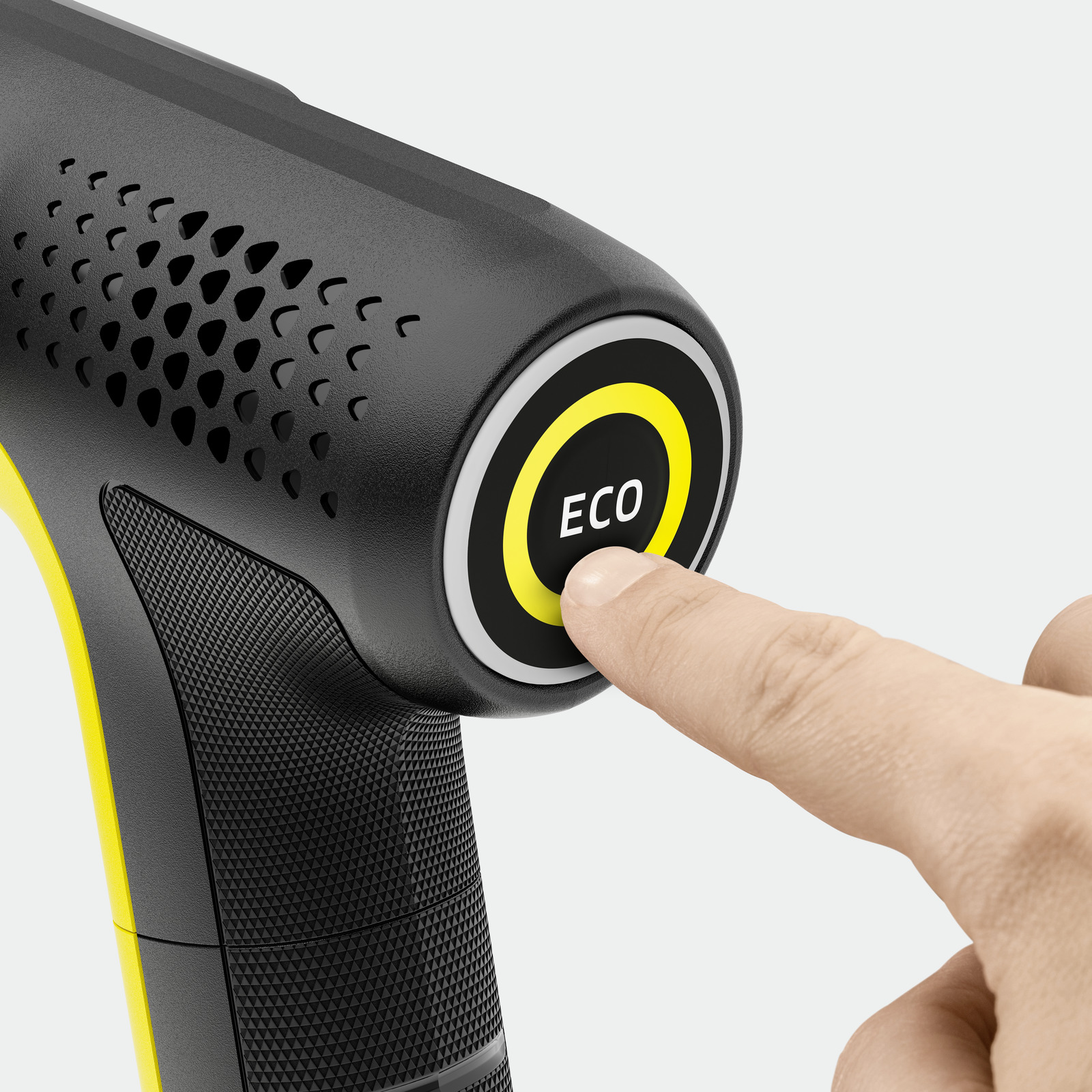 Egy ujj megnyomja az ECO gombot egy fekete és sárga eszközön.