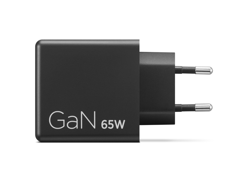 Un adaptador de corriente GaN 65W negro con dos clavijas metálicas.
