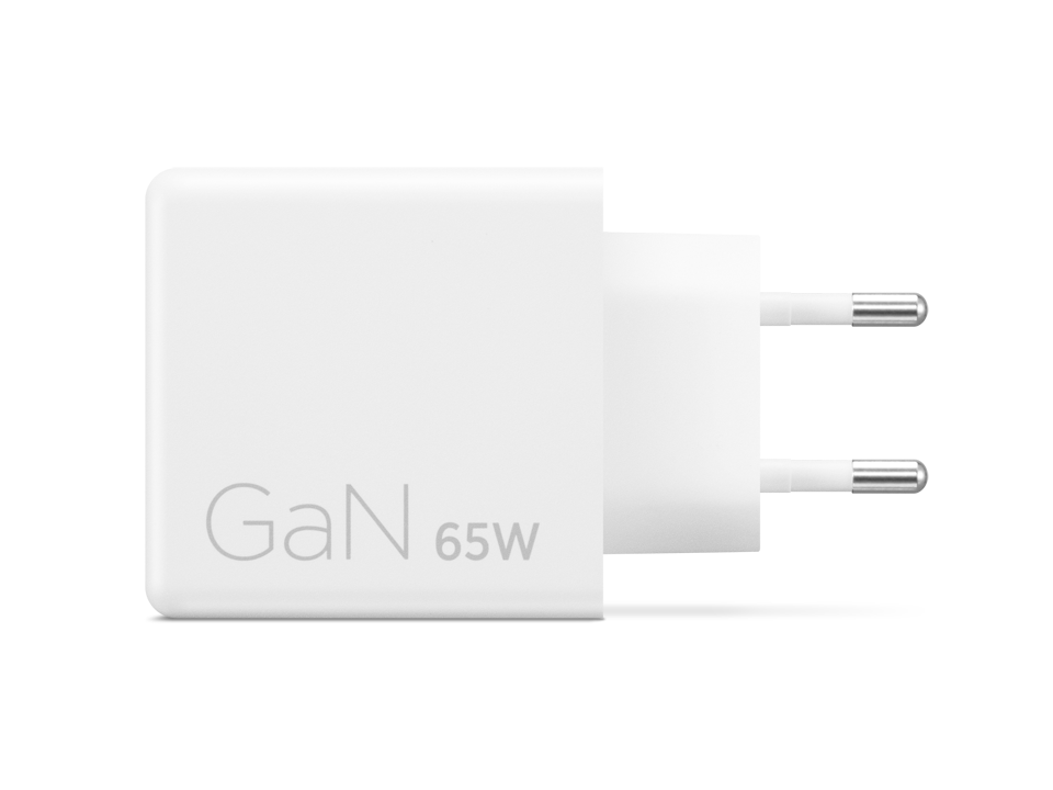 Un enchufe cargador blanco GaN 65W con dos pines plateados.