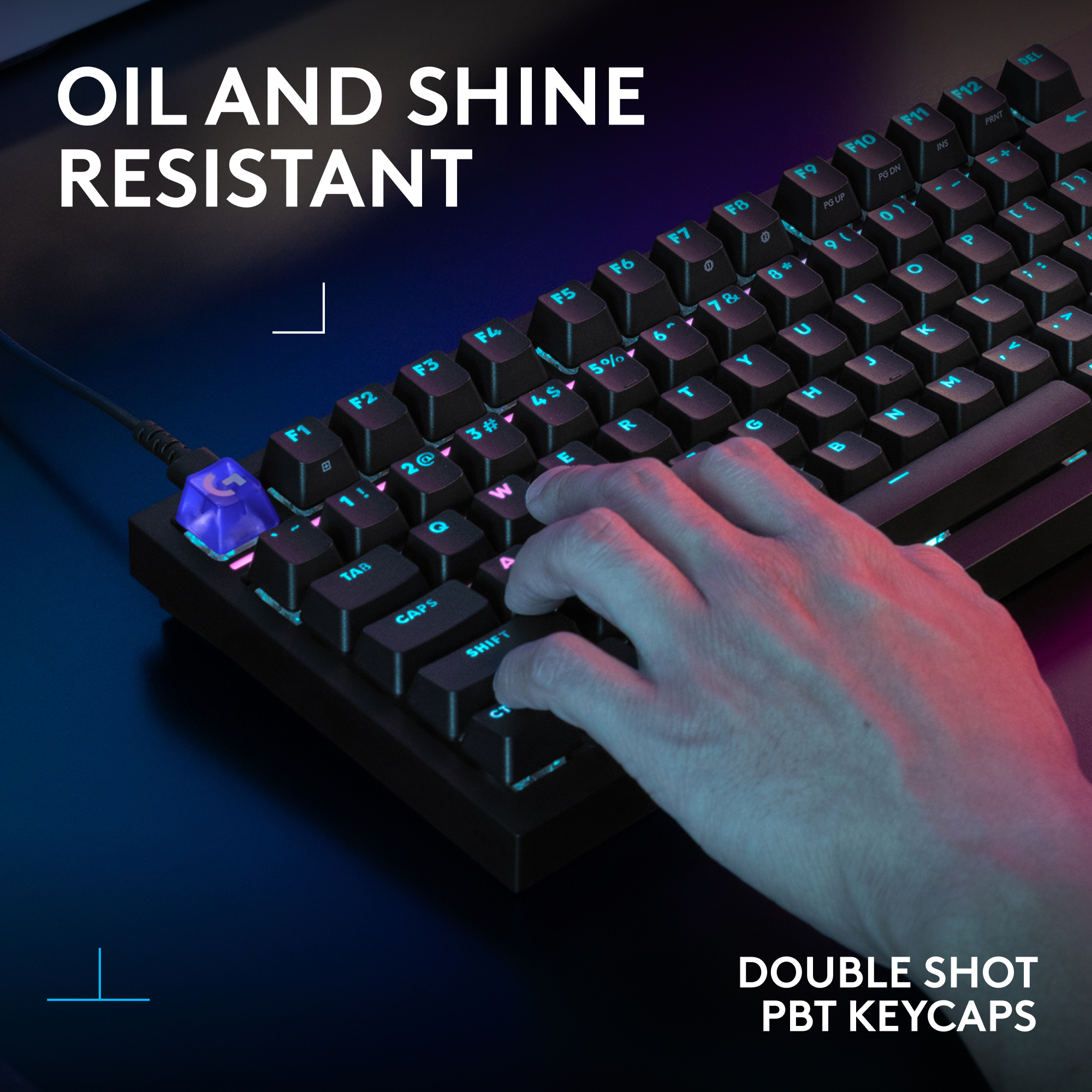 Une main tape sur un clavier noir rétroéclairé en bleu. Résistant à l'huile et aux reflets.